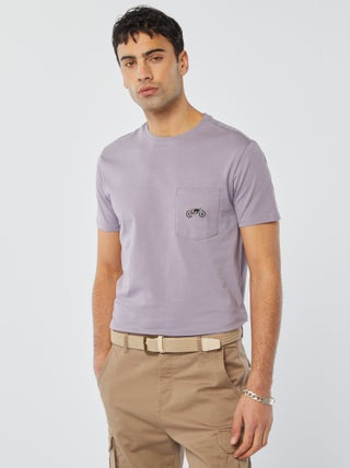 Camiseta de manga corta con bolsillo en el pecho y bordado