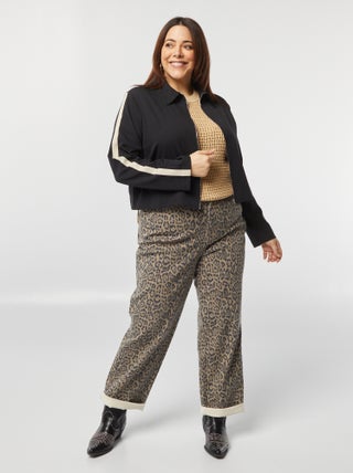 Chaqueta corta con cremallera y cuello de camisa