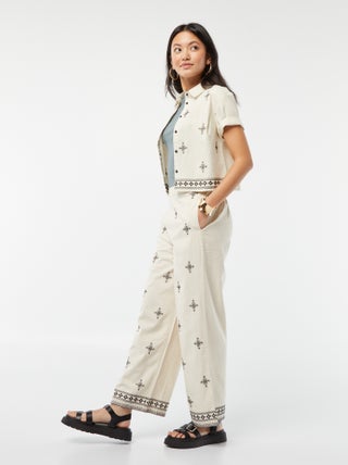Pantalón ancho 3/4 con bordados