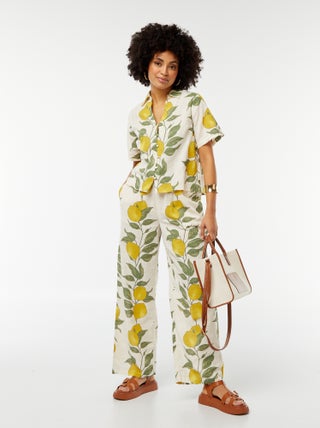 Pantalón ancho y fluido con estampado de limón