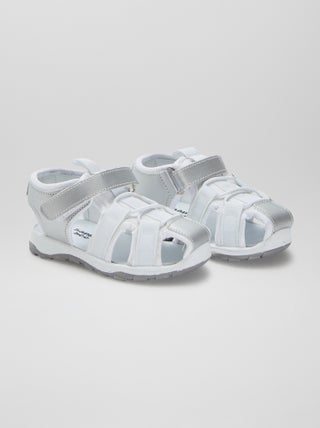 Sandalias cerradas con velcro