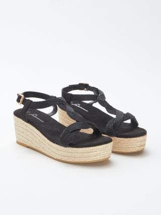 Sandalias con cuña y suela de efecto esparto
