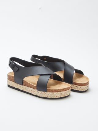 Sandalias con tiras cruzadas