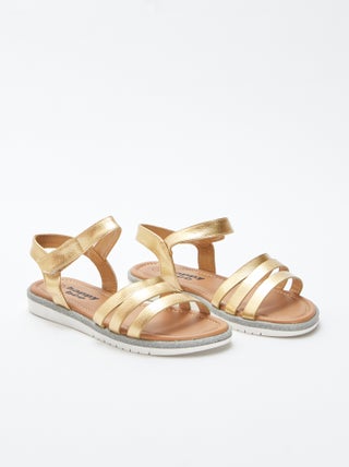 Sandalias con tiras doradas