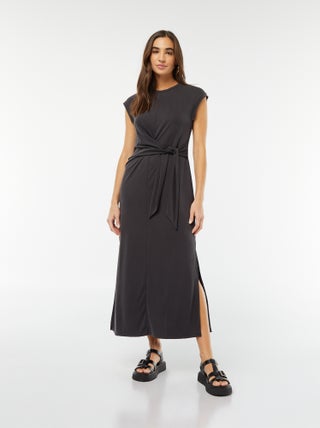 Vestido midi sin mangas anudado por delante