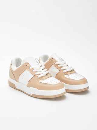 Zapatillas bajas estilo skate.